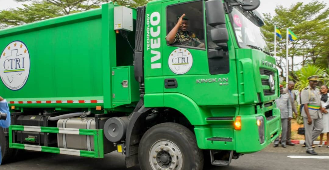 Le Président en camion benne à ordures ménagères : Un symbole de simplicité et d’engagement pour le travail digne