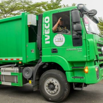 Le Président en camion benne à ordures ménagères : Un symbole de simplicité et d’engagement pour le travail digne