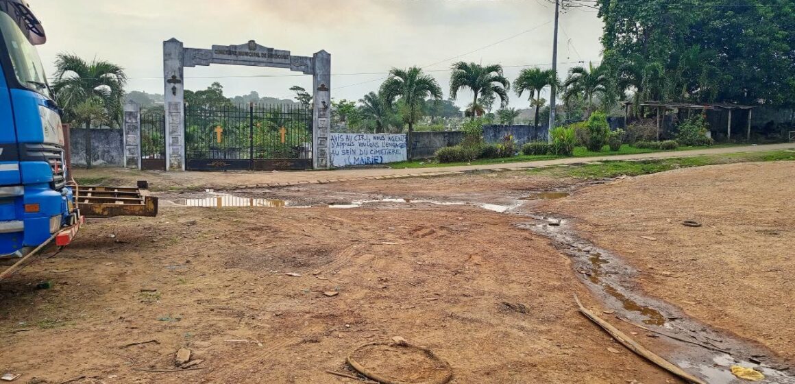 Laxisme et silence inacceptables de la Mairie de Libreville face à la dégradation alarmante de la route du cimetière Municipal de Mindoubé 1