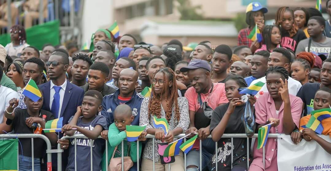 Forte mobilisation des populations pour le premier défilé du Président Oligui Nguema après le Coup de Libération