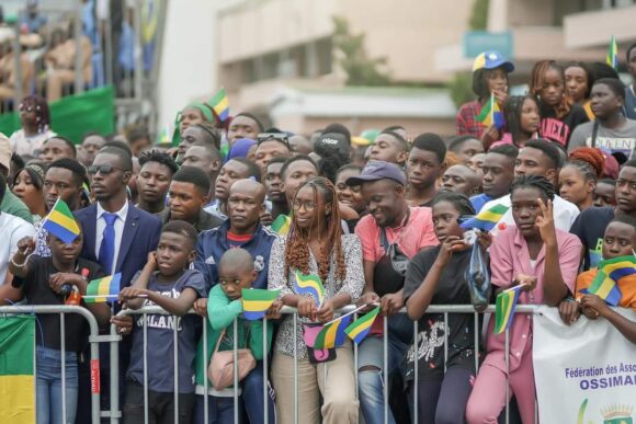 Forte mobilisation des populations pour le premier défilé du Président Oligui Nguema après le Coup de Libération