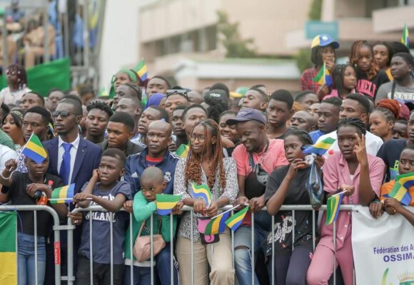 Forte mobilisation des populations pour le premier défilé du Président Oligui Nguema après le Coup de Libération