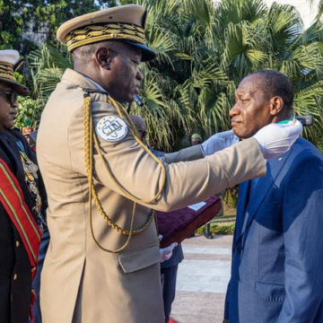 Le nouveau Directeur Général de l’ASECNA élevé au rang de commandeur dans l’ordre du mérite gabonais