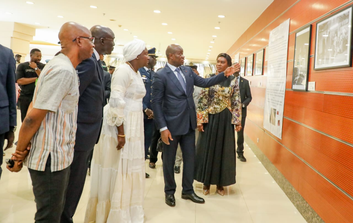 Le Chef de l’État visite une exposition de la Biennale des Arts de Dakar