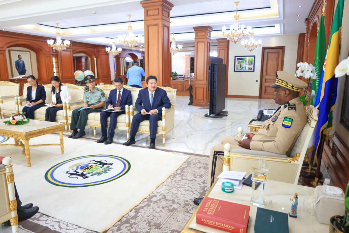 Le Président de la République reçoit l’Ambassadeur de Chine au Gabon