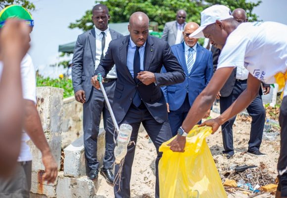 Mark-Alexandre-Doumba-à -la-plage-de-la-Sablière Réhabilitation du littoral et gestion des déchets au Gabon