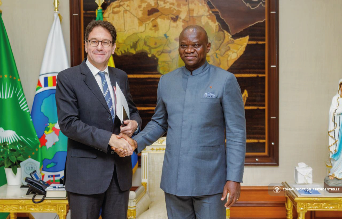 Le Chef de l&rsquo;État échange avec l&rsquo;Ambassadeur de France au Gabon
