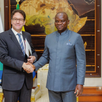 image Le Chef de l’État échange avec l’Ambassadeur de France au Gabon