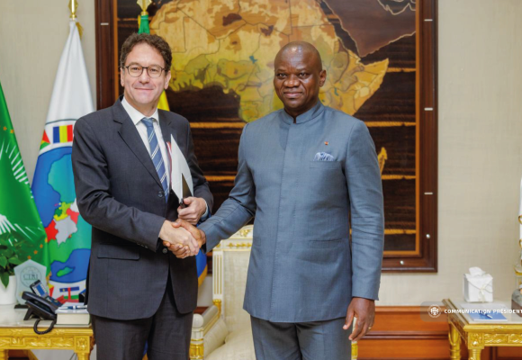 image Le Chef de l’État échange avec l’Ambassadeur de France au Gabon