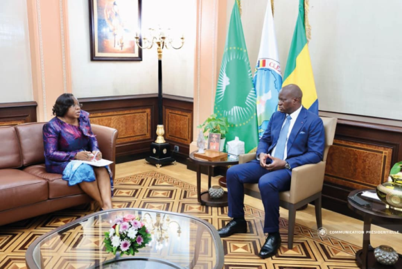 Le Chef de l’État reçoit la Présidente du Sénat