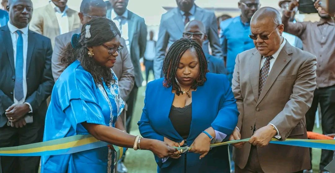 Inaugure l’école publique communale F de Lékolo II de Moanda