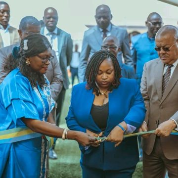 Inaugure l’école publique communale F de Lékolo II de Moanda