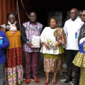 Éducation nationale: Camélia Ntoutoume Leclercq réceptionne 42 792 manuels scolaire « made in Gabon » destinés aux élèves de 5eme