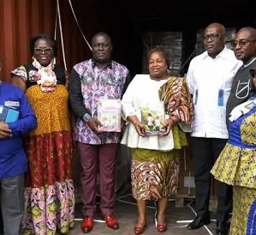 Éducation nationale: Camélia Ntoutoume Leclercq réceptionne 42 792 manuels scolaire « made in Gabon » destinés aux élèves de 5eme