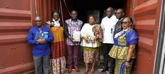 Éducation nationale: Camélia Ntoutoume Leclercq réceptionne 42 792 manuels scolaire « made in Gabon » destinés aux élèves de 5eme